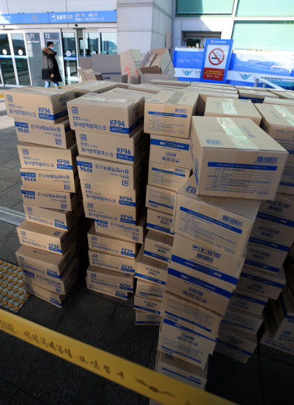 신종 코로나바이러스 감염증이 확산하는 가운데 인천국제공항 여객터미널에서 대량의 마스크를 택배 상자에 옮겨 담던 외국인이 경찰에 붙잡혔다. 5일 인천공항경찰단에 따르면 경찰은 마스크를 택배 상자에 옮긴(이른바 ‘박스갈이’) 한 홍콩인을 인천공항경찰단 사무실로 임의동행했고, 조만간 조사할 예정이다. 이 홍콩인이 국내에서 구입한 것으로 추정되는 마스크는 1만개가량인 것으로 전해졌다. 사진은 6일 오전 통제된 현장 모습. 2020.2.6  연합뉴스