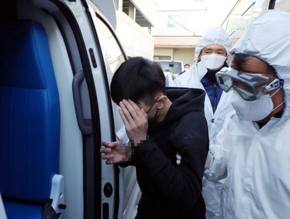 6일 오전 광주 북부경찰서 유치장에 입감 중이던 대만인 보이스피싱 범인이 기침하는 등 신종코로나 증상을 호소해 보건당국이 병원으로 이송하고 있다. 검사 결과 이 범인은 ‘이상 없음’ 판정을 받았다. 2020.2.6  연합뉴스