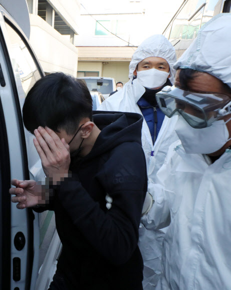 6일 오전 광주 북부경찰서 유치장에 입감 중이던 대만인 보이스피싱 범인이 기침하는 등 신종코로나 증상을 호소해 보건당국이 병원으로 이송하고 있다. 검사 결과 이 범인은 ‘이상 없음’ 판정을 받았다. 2020.2.6  연합뉴스