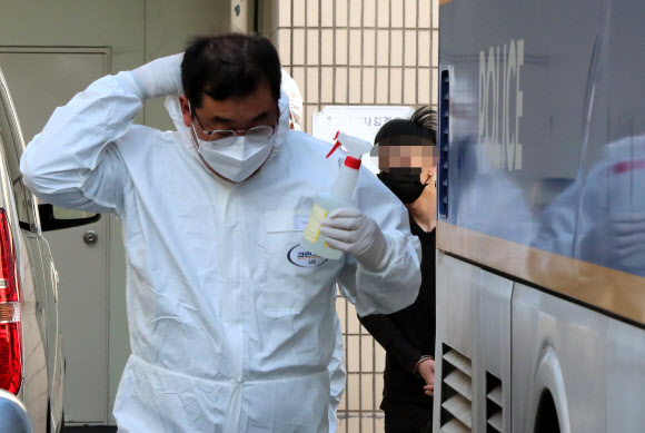 6일 오전 광주 북부경찰서 유치장에 입감 중이던 대만인 보이스피싱 범인이 기침하는 등 신종코로나 증상을 호소해 보건당국이 병원으로 이송하고 있다. 검사 결과 이 범인은 ‘이상 없음’ 판정을 받았다. 2020.2.6  연합뉴스