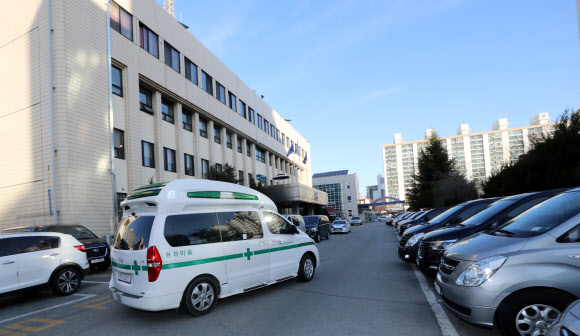 6일 오전 광주 북부경찰서 유치장에 입감 중이던 대만인 보이스피싱 범인이 기침하는 등 신종코로나 증상을 호소해 보건당국이 병원으로 이송하고 있다. 검사 결과 이 범인은 ‘이상 없음’ 판정을 받았다. 2020.2.6  연합뉴스