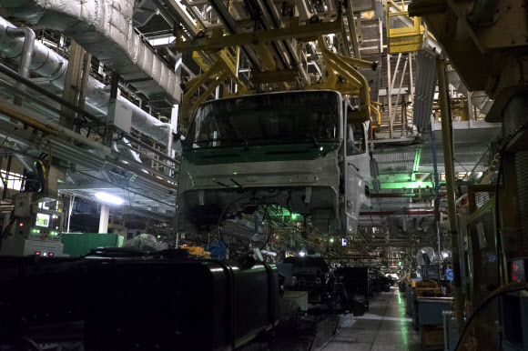 6일 오전 현대자동차 전주공장 내 트럭 공장이 휴업에 들어가 불이 꺼진 채 가동되지 않고 있다. 버스 공장에서는 중형버스를 제외한 고속버스와 시내버스를 여전히 생산 중이다. 현대자동차 전주공장은 신종 코로나바이러스 감염증 확산으로 중국산 부품 공급이 차질을 빚자 이달 12일까지 휴업하기로 했다. 2020.2.6  현대자동차 전주공장 제공