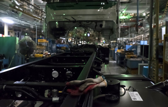 6일 오전 현대자동차 전주공장 내 트럭 공장이 휴업에 들어가 불이 꺼진 채 가동되지 않고 있다. 버스 공장에서는 중형버스를 제외한 고속버스와 시내버스를 여전히 생산 중이다. 현대자동차 전주공장은 신종 코로나바이러스 감염증 확산으로 중국산 부품 공급이 차질을 빚자 이달 12일까지 휴업하기로 했다. 2020.2.6  현대자동차 전주공장 제공