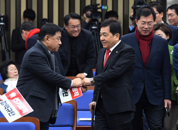심재철 자유한국당 원내대표가 6일 국회에서 열린 의원총회에 입장하며 신종 코로나바이러스 예방 일환으로 악수 대신 주먹을 맞대며 인사하고 있다. 2020.2.6  오장환 기자 5zzang@seoul.co.kr