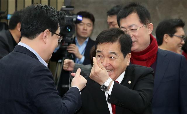 심재철 자유한국당 원내대표가 6일 서울 여의도 국회에서 열린 의원총회에서 김성원 의원과 악수대신 코로나바이러스 방지 인사를 하고 있다. 이날 의원들은  당명을 ‘통합신당’으로 변경하는 것을 논의한다. 2020.2.6 뉴스1