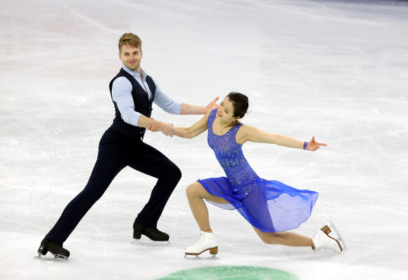6일 서울 목동아이스링크에서 열린 국제빙상경기연맹(ISU) 4대륙피겨선수권대회(4대륙대회) 아이스댄스 리듬댄스에 출전한 대한민국의 민유라와 대니얼 이튼이 연기를 펼치고 있다. 2020.2.6  연합뉴스