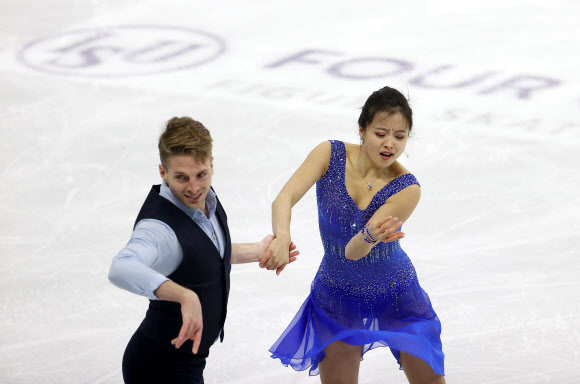 6일 서울 목동아이스링크에서 열린 국제빙상경기연맹(ISU) 4대륙피겨선수권대회(4대륙대회) 아이스댄스 리듬댄스에 출전한 대한민국의 민유라와 대니얼 이튼이 연기를 펼치고 있다. 2020.2.6  연합뉴스