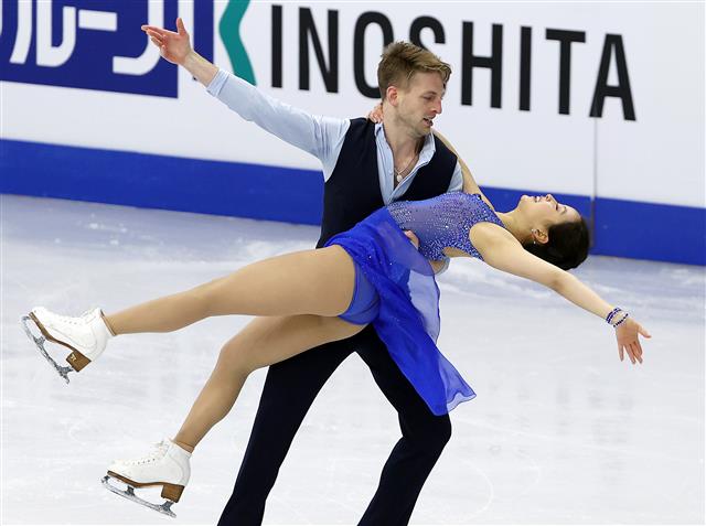 민유라·다니엘 이튼 조가 6일 서울 목동 아이스링크에서 열린 2020국제빙상경기연맹(ISU) 4대륙 피겨선수권대회에서 아이스댄스 리듬 댄스 연기를 선보이고 있다. 민유라·다니엘 이튼 조는 이날 경기에서 64.38점 기록했다. 2020.2.6 뉴스1