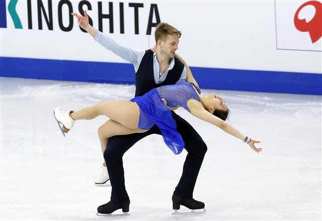 민유라·다니엘 이튼 조가 6일 서울 목동 아이스링크에서 열린 2020국제빙상경기연맹(ISU) 4대륙 피겨선수권대회에서 아이스댄스 리듬 댄스 연기를 선보이고 있다. 민유라·다니엘 이튼 조는 이날 경기에서 64.38점 기록했다. 2020.2.6 뉴스1