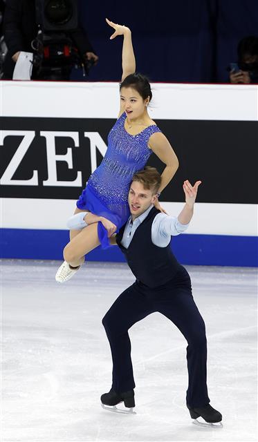 민유라·다니엘 이튼 조가 6일 서울 목동 아이스링크에서 열린 2020국제빙상경기연맹(ISU) 4대륙 피겨선수권대회에서 아이스댄스 리듬 댄스 연기를 선보이고 있다. 민유라·다니엘 이튼 조는 이날 경기에서 64.38점 기록했다. 2020.2.6 뉴스1