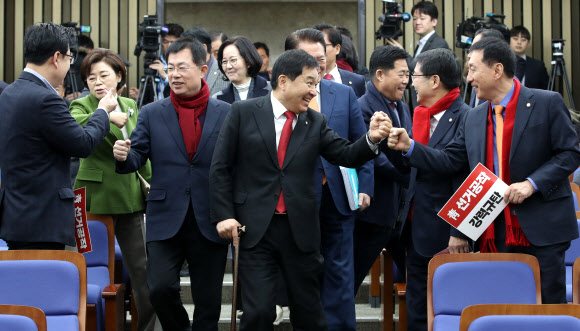 자유한국당 심재철 원내대표가 6일 오전 서울 여의도 국회에서 열린 의원총회에 입장하며 신종코로나 바이러스 예방 일환으로 악수 대신 주먹을 맞대며 인사하고 있다. 2020.2.6  연합뉴스