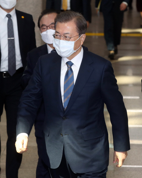 문재인 대통령이 6일 오전 부산시청에서 열린 ‘부산형 일자리 상생협약식’에 입장하고 있다. 2020.2.6  도준석 기자 pado@seoul.co.kr