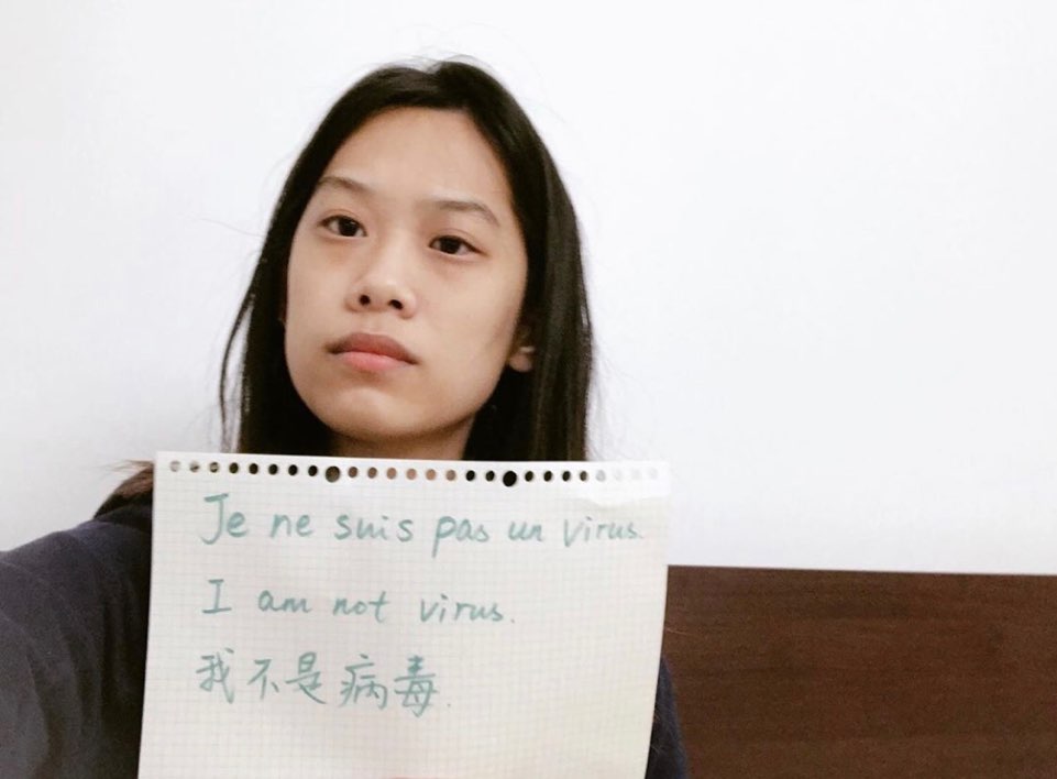 ‘I am not virus’ 문구를 써 들고 있는 한 여성