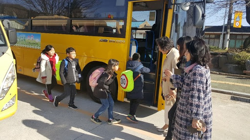 통학버스에 어린이들이 타고 있는 모습.본 기사와는 관련없음 서울신문 DB