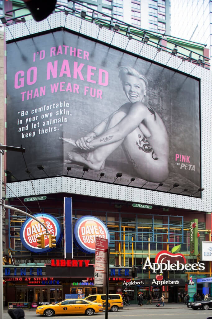 패션위크가 열리는 미국 뉴욕 대형 광고판에 걸린 PETA의 나체 광고. 주인공은 뮤지션 ‘P!NK’ PETA 제공