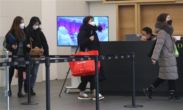 6일 오후 신종 코로나바이러스 감염증(우한 폐렴) 확진 판정(20번째) 환자가 근무한 것으로 확인된 서울 영등포구 GS홈쇼핑 본사에서 직원들이 퇴근하고 있다. 20번째 확진자는 15번째 확진자의 가족으로 지난달 31일부터 출근하지 않고 자가 격리 중이었다. GS홈쇼핑은 20번째 확진자뿐만 아니라 같은 부서 및 유관부서 직원, 접촉 의심자에게 유급휴가를 주고 재택 근무하도록 했다. 20번 확진자는 지난 2일 질병관리본부로부터 음성 판정을 받았으나 추가 검사를 받은 후 5일 밤 12시 확진 판정을 받았다. 이에 따라 GS홈쇼핑은 6일 오후 1시부터 8일 오전 6시까지 3일 동안 서울 영등포구 소재 사옥 2개 동을 모두 폐쇄하기로 했다. 이는 영등포구청 및 질병관리본부와의 협의를 통해 결정한 것이다. 2020.2.6 뉴스1