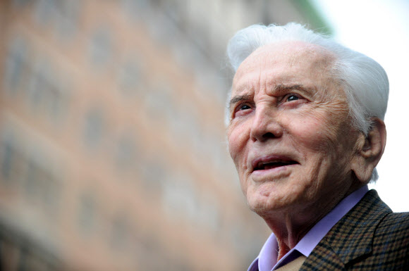 5일(현지시간) 103세의 나이로 영면한 할리우드 명배우 커크 더글러스가 2011년(95세) 미 할리우드 ‘명예의 거리’ 행사에 참석한 모습.<br>AFP 연합뉴스