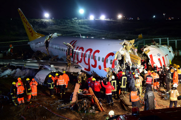 이스탄불 공항서 여객기 미끄러져 ‘세 동강’… 3명 사망 179명 부상