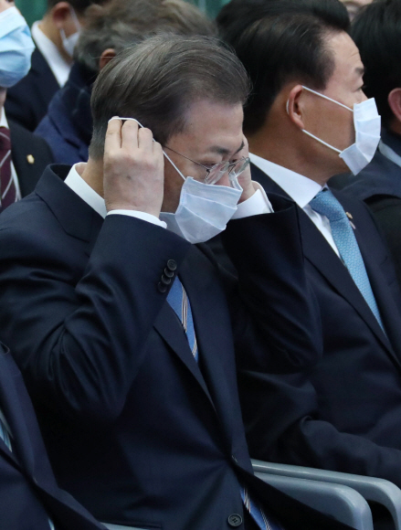 문재인 대통령이 6일 부산시청에서 열린 ‘부산형 일자리 상생 협약식’에서 인사말을 마친 뒤 다시 마스크를 쓰고 있다. 부산 도준석 기자 pado@seoul.co.kr