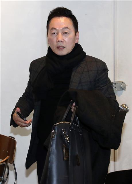 더불어민주당 인근에서 결과 기다리는 정봉주