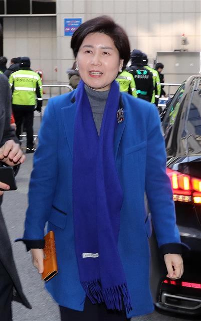 당사 들어서는 백혜련 후보검증소위원장