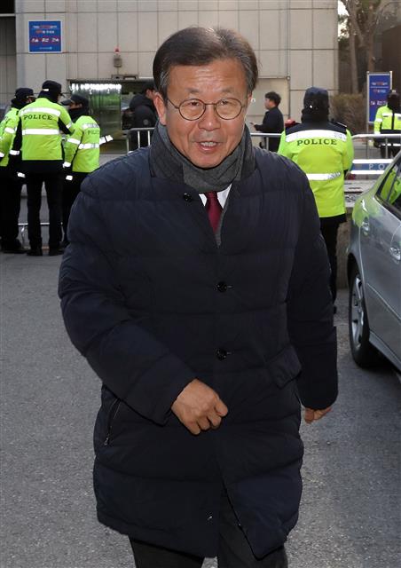 더불어민주당사 들어서는 원혜영 위원장