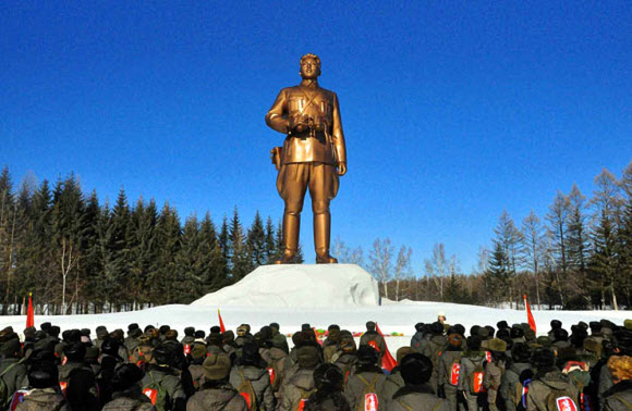 전국혁명사적일꾼(간부)들의 백두산지구 혁명 전적지 답사 행군대 출발 모임이 지난 6일 삼지연대기념비 김일성 주석 동상 앞 교양마당에서 열렸다고 노동당 기관지 노동신문이 1면에 보도했다. 2020.2.7  노동신문 홈페이지 캡처