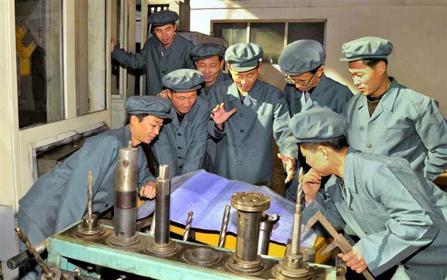 북한 노동당 기관지 노동신문은 7일 3면 전체를 할애해 ‘자력갱생! 우리도 할 수 있다’는 제목의 지상연단을 시작했다. 지상연단은 지면을 통해 어떤 인물이나 단위의 공적이나 행실 등을 웅변 형식으로 전해 주민들이 본받도록 할 목적으로 꾸민 일종의 특집기사다. 사진은 이날 노동신문에 ‘힘이 납니다. 경쟁을 약속합시다!’라는 제목으로 편지를 보낸 금상뜨락또르(트랙터) 종합공장 1가공직장 가공2작업반원들.  평양 노동신문