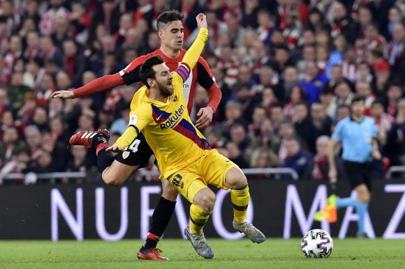 르셀로나 리오넬 메시(앞)가 6일(현지시간) 스페인 빌바오 산 마메스 스타디움에서 열린 아틀레틱 빌바오와 코파 델 레이 8강전에서 상대 다니 가르시아에게 태클을 당하고 있다.  AP 연합뉴스