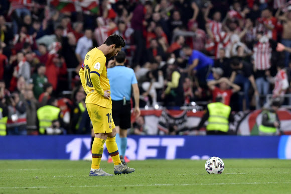 바르셀로나 리오넬 메시가 6일(현지시간) 스페인 빌바오 산 마메스 스타디움에서 열린 아틀레틱 빌바오와 코파 델 레이 8강전에서 0-1로 패하자 고개를 숙이고 있다. AP 연합뉴스