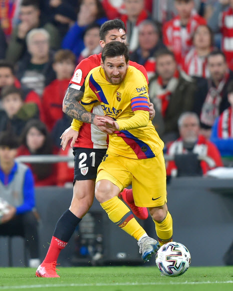 르셀로나 리오넬 메시(앞)가 6일(현지시간) 스페인 빌바오 산 마메스 스타디움에서 열린 아틀레틱 빌바오와 코파 델 레이 8강전에서 상대팀 선수에게 저지를 당하고 있다. AFP 연합뉴스