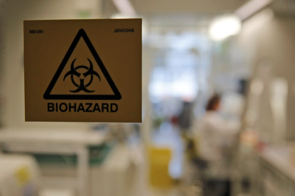 6일(현지시간) 신종 코로나 바이러스를 다루는 프랑스 파리의 한 연구소에 경고 표시가 붙어 있다. AP 통신
