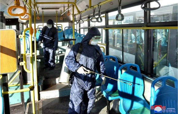 북한이 중국과 맞닿은 평안북도와 자강도에서 신종 코로나바이러스 감염증 방역에 집중하고 있다고 대외선전매체 ‘조선의오늘’이 7일 전했다. 보건 부문 관계자들이 버스를 소독하고 있다. 2020.2.7 조선의오늘 홈페이지 캡처