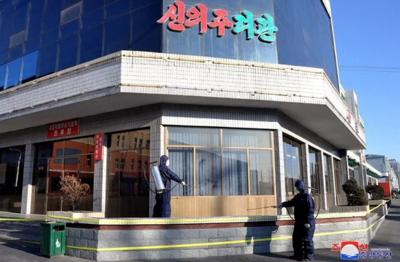 북한이 중국과 맞닿은 평안북도와 자강도에서 신종 코로나바이러스 감염증 방역에 집중하고 있다고 대외선전매체 ‘조선의오늘’이 7일 전했다. 보건 부문 관계자들이 건물을 소독하고 있다. 2020.2.7  조선의오늘 홈페이지 캡처