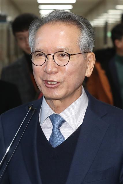 취재진 질문에 답하는 김형오 위원장