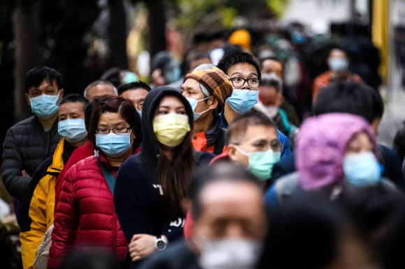 중국 우한의 마스크를 시민들-AFP 연합뉴스