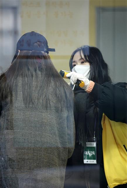 신종 코로나에 시험장에서 ‘발열체크’