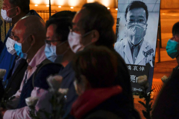 의사 리원량 사망 애도하는 홍콩 시민들