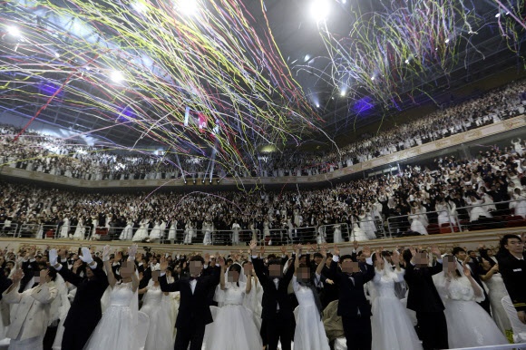 통일교가 주최한 ‘2020 천지인참부모 효정 천주축복식(국제합동결혼식)에 참석한 신랑신부들이 일제히 환호하고 있다.