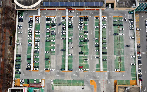 ‘신종코로나’ 텅텅빈 대형마트 주차장