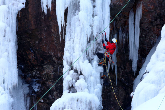 ‘짜릿한 스릴’ 거대한 빙벽 오르기