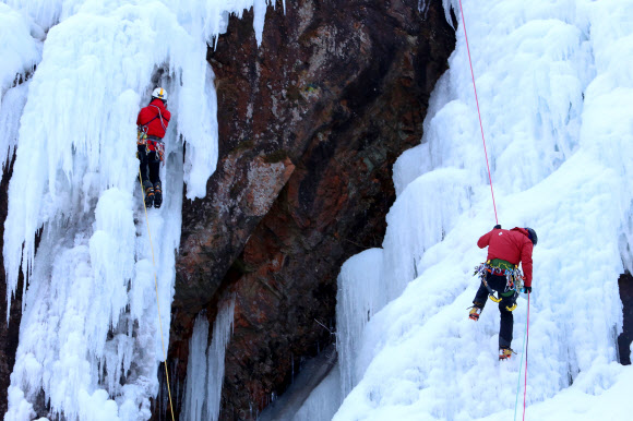 ‘짜릿한 스릴’ 거대한 빙벽 오르기