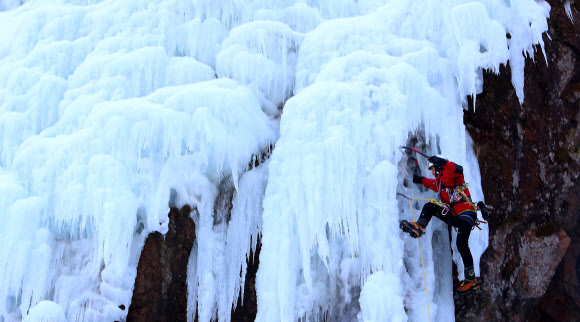 ‘짜릿한 스릴’ 거대한 빙벽 오르기