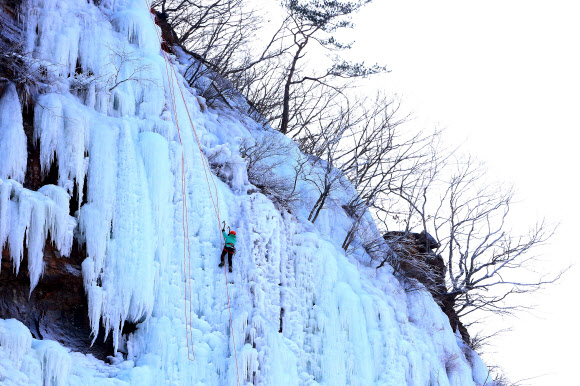 ‘짜릿한 스릴’ 거대한 빙벽 오르기