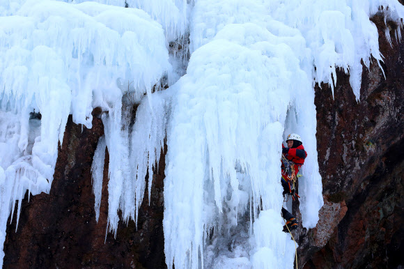 ‘짜릿한 스릴’ 거대한 빙벽 오르기