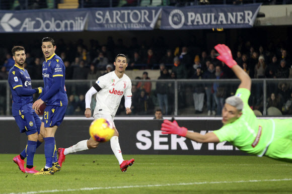 유벤투스의 크리스티아누 호날두가 9일 새벽 열린 이탈리아 세리에A 원정 경기에서 자신이 찬 공이 베로나 골문으로 들어가는 모습을 바라보고 있다. AP 연합뉴스
