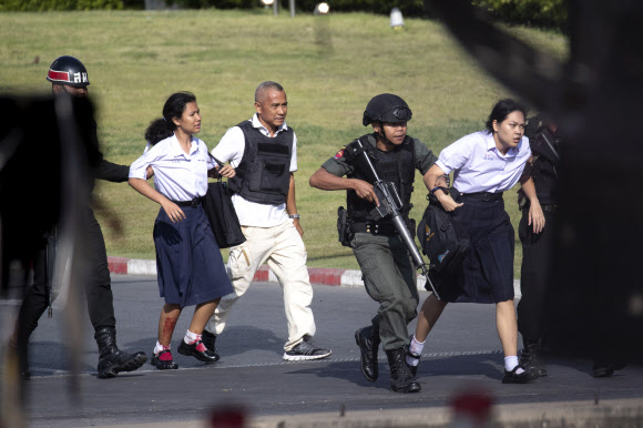 태국 나콘랏차시마시의 대형 쇼핑몰인 ‘터미널 21 코라트 몰’(Terminal 21 Korat mall)에서 지난 8일(이하 현지시간) 총기 난사 사건이 발생한 가운데 시민들이 쇼핑몰 밖으로 빠져나오고 있다. 총격범은 9일 오전 쇼핑몰 안에서 군경에 의해 사살됐다. 이번 사건으로 최소 20명이 숨지고 42명이 부상했다고 태국 당국은 밝혔다.  AP 연합뉴스