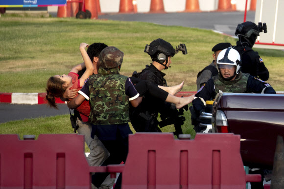 태국 나콘랏차시마시의 대형 쇼핑몰인 ‘터미널 21 코라트 몰’(Terminal 21 Korat mall)에서 지난 8일(이하 현지시간) 총기 난사 사건이 발생한 군경들이 시민을 대피시키고 있다. 총격범은 9일 오전 쇼핑몰 안에서 군경에 의해 사살됐다. 이번 사건으로 최소 20명이 숨지고 42명이 부상했다고 태국 당국은 밝혔다.  AP 연합뉴스