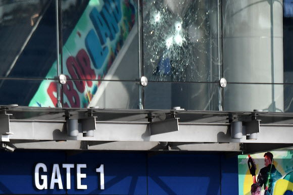 지난 8일(이하 현지시간) 총기 난사 사건이 발생한 태국 대형 쇼핑몰인 ‘터미널 21 코라트 몰’(Terminal 21 Korat mall). 총격범은 9일 오전 쇼핑몰 안에서 군경에 의해 사살됐다. 이번 사건으로 최소 20명이 숨지고 42명이 부상했다고 태국 당국은 밝혔다.  AFP 연합뉴스