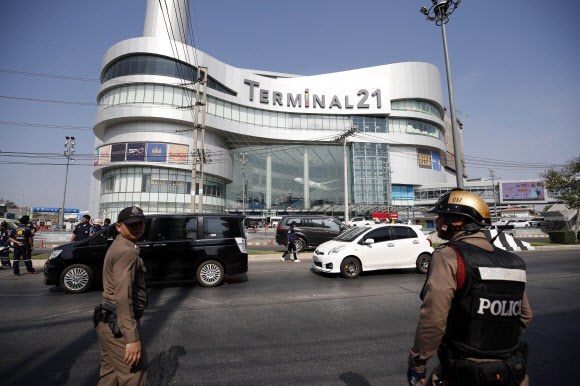 지난 8일(이하 현지시간) 총기 난사 사건이 발생한 태국 대형 쇼핑몰인 ‘터미널 21 코라트 몰’(Terminal 21 Korat mall). 총격범은 9일 오전 쇼핑몰 안에서 군경에 의해 사살됐다. 이번 사건으로 최소 20명이 숨지고 42명이 부상했다고 태국 당국은 밝혔다.  AFP 연합뉴스